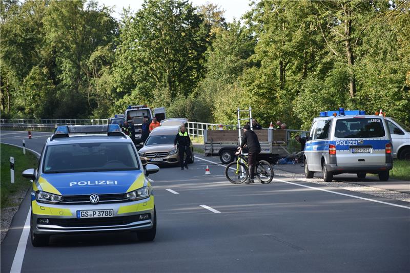 Zusammenstoß bei Neuekrug: 20-jähriger Biker stirbt am Unfallort Ein Schaulustiger fuhr mit seinem Rad durch die Polizeiabsperrung und musste von den Beamten ermahnt werden. Foto: Jenzora