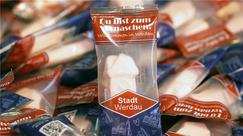 Uhr oder Phallus? Werdau sorgt mit Nascherei für Lacher Ein Schaumzucker-Souvenir aus Werdau sorgt für Lacher: Nicht jeder sieht in dem rosafarbenen Stück die historische Uhr der Stadt.