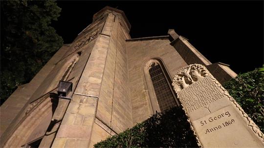 Scheinwerfer strahlen eine Kirche an.