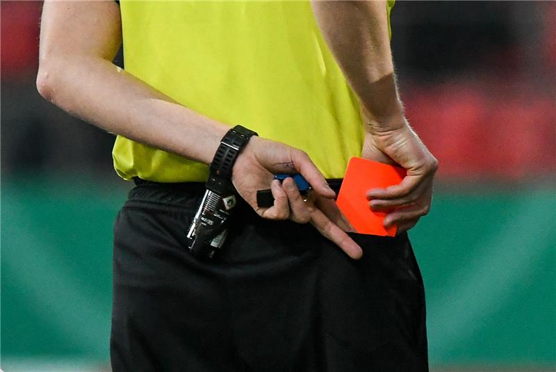 VfB Dörnten trennt sich mit sofortiger Wirkung von Randalierer Ein Schiedsrichter steckt die Rote Karte in seine Tasche. Symbolfoto: Armin Weigel/DPA