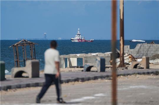 Ein Schiff der Hilfsorganisation Open Arms nähert sich der Küste des Gazastreifens und schleppt einen Lastkahn mit 200 Tonnen humanitärer Hilfe.