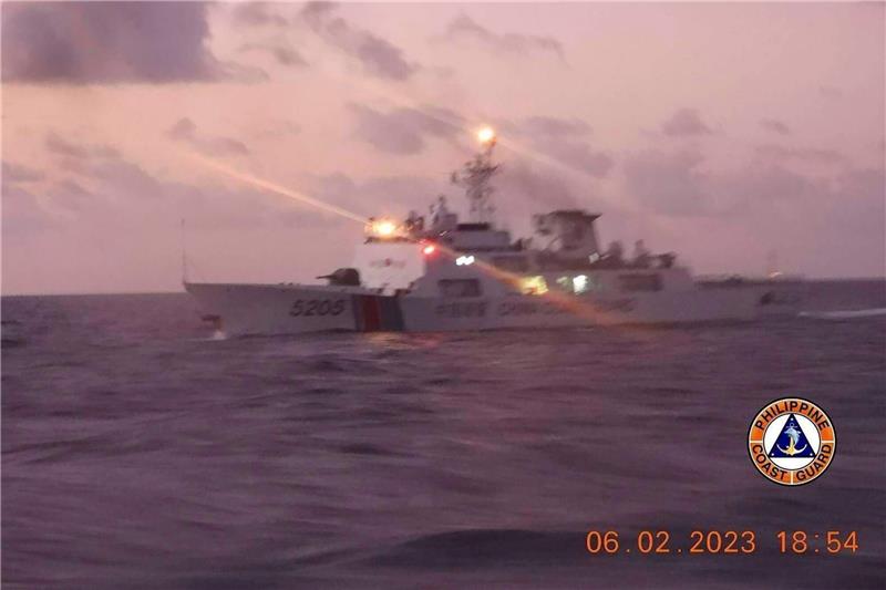 Philippinen werfen China Laser-Angriff vor Ein Schiff der chinesischen Küstenwache im Südchinesischen Meer - aufgenommen von der philippinischen Küstenwache.