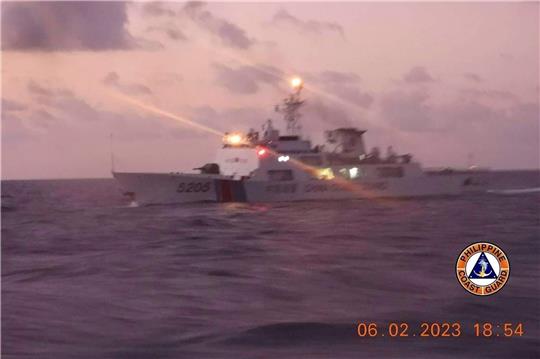 Ein Schiff der chinesischen Küstenwache im  Südchinesischen Meer - aufgenommen von der philippinischen Küstenwache.