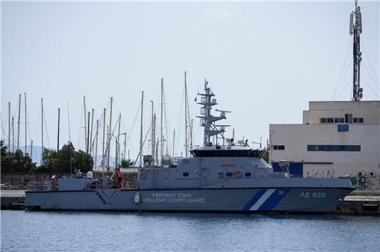 Ein Schiff der griechischen Küstenwache liegt im Hafen von Kalamata. In der Stadt wurde nach einem schweren Bootsunglück über das weitere Vorgehen mit den mutmaßlichen Schleusern entschieden.