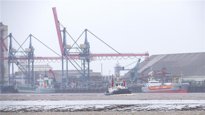 Ein Schiff fährt am Hafen von Brake entlang. Auf dem Hafengelände soll eine Anlage zur Produktion von Wasserstoff entstehen.