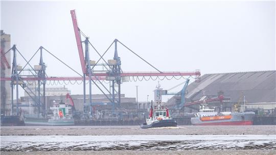 Ein Schiff fährt am Hafen von Brake entlang. Auf dem Hafengelände soll eine Anlage zur Produktion von Wasserstoff entstehen.