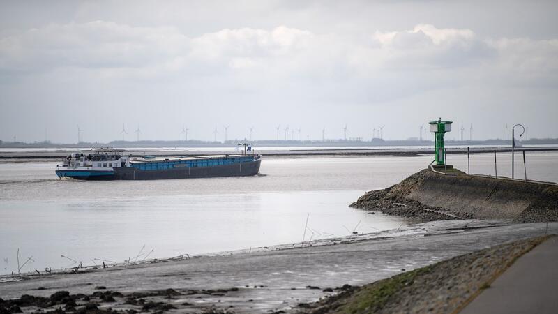 Rund 150 Stellungnahmen zu geplanter Vertiefung der Außenems Ein Schiff fährt über die Ems.