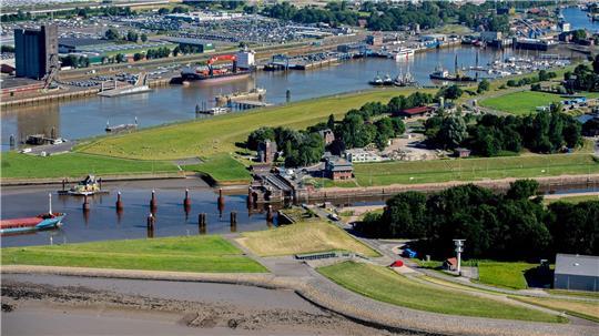 Ein Schiff fährt zu schnell aus der Großen Seeschleuse in Emden - Wellen beschädigen rund zehn Sportboote. (Archivbild)