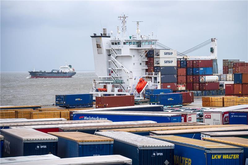 Bund beteiligt sich an Hafen-Erweiterung in Cuxhaven Ein Schiff liegt am Hafen vom Cuxport.
