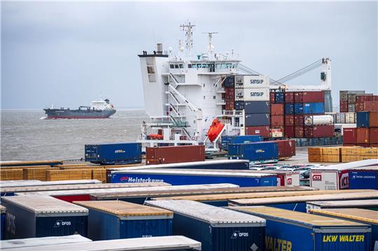 Ein Schiff liegt im Hafen Cuxhavens.