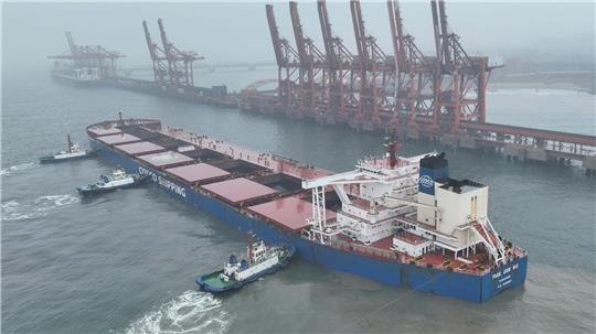 Ein Schiff mit brasilianischem Eisenerz legt im Hafen von Tangsahn an. Chinas Konkuntur hat im April Schwung verloren. 