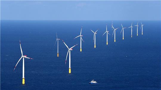 Ein Schiff soll in der Nähe des Offshore-Windparks „DanTysk“ in Seenot geraten sein. (Symbolbild)