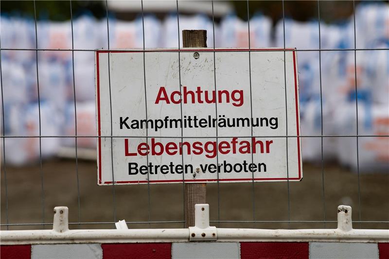 Ein Schild «Achtung Kampfmittelräumung. Lebensgefahr.