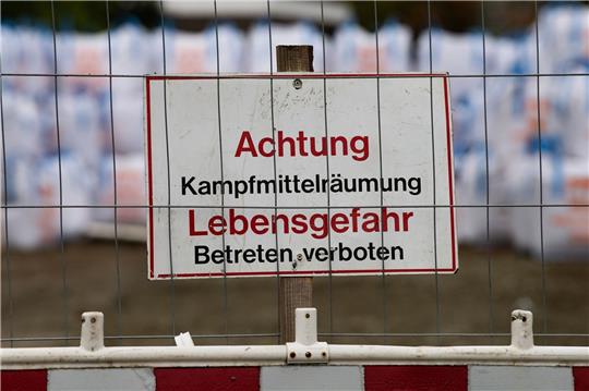Ein Schild «Achtung Kampfmittelräumung. Lebensgefahr.