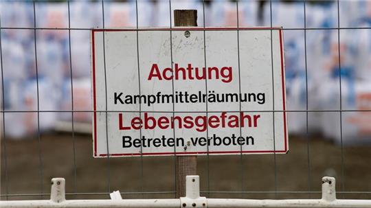 Ein Schild „Achtung Kampfmittelräumung. Lebensgefahr.