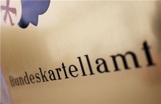 Ein Schild «Bundeskartellamt» hängt vor dem Sitz der Behörde.