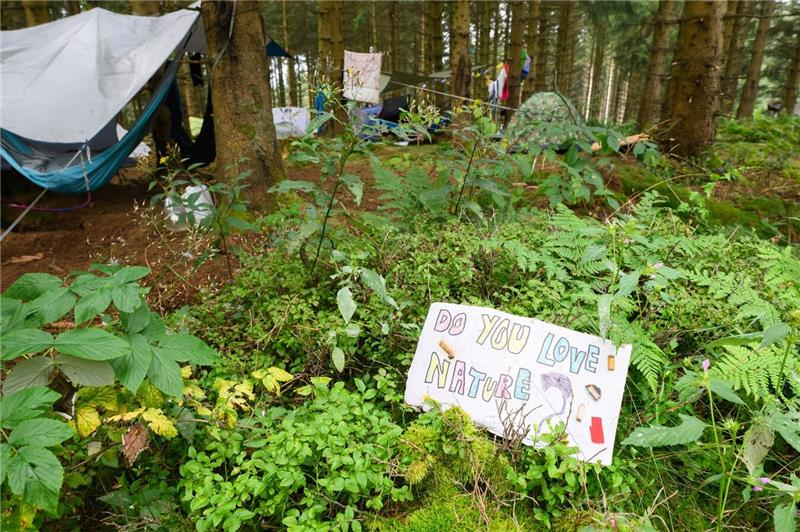 Ein Schild «Do you love nature?» steht bei einem illegalen Zeltlager im Harz.