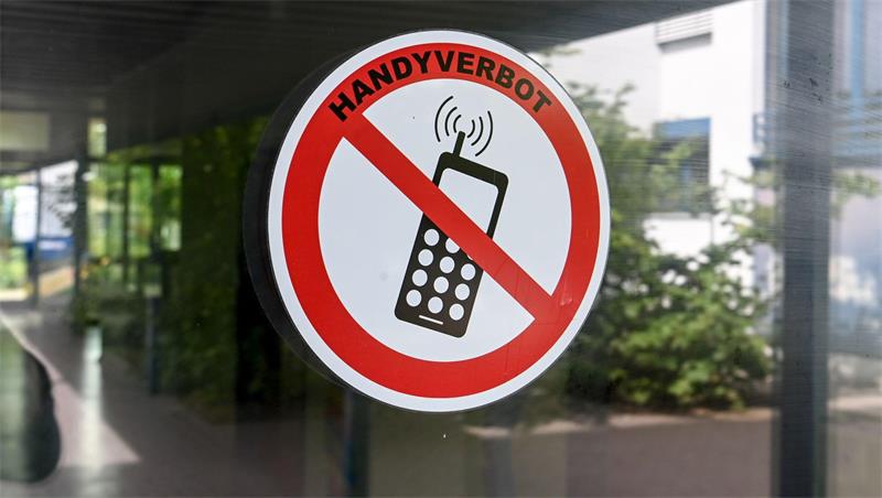 Rundes Schild mit rotem Rand und durchgestrichenem Handy-Symbol sowie dem Schriftzug 'HANDYVERBOT'