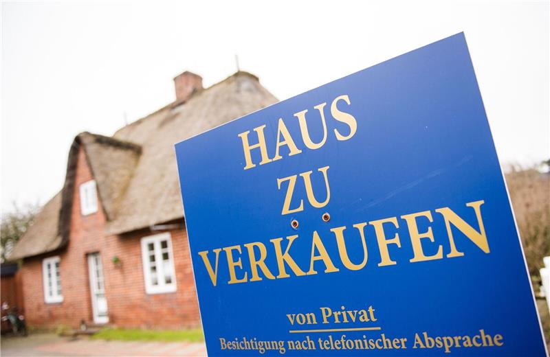 Ein Schild «Haus zu verkaufen» steht in Westerland.