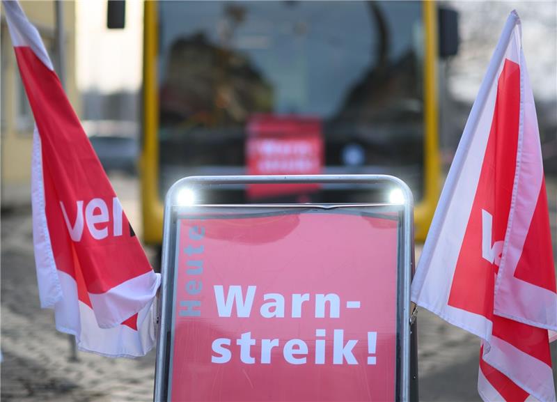 Streik im Nahverkehr: Niedersachsen ab Mittwoch betroffen Ein Schild „Warnstreik“ steht vor einem Bus.