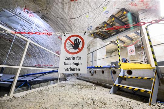 Ein Schild «Zutritt für Unbefugte verboten» hängt im Atommülllager Asse im Landkreis Wolfenbüttel.