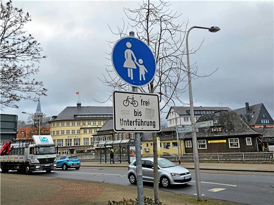 Ein Schild am Bahnhof in Goslar weist Radfahrer auf die Unterführung hin. Das Wegenetz gilt im Landkreis als ausbaufähig.  Foto: Sowa