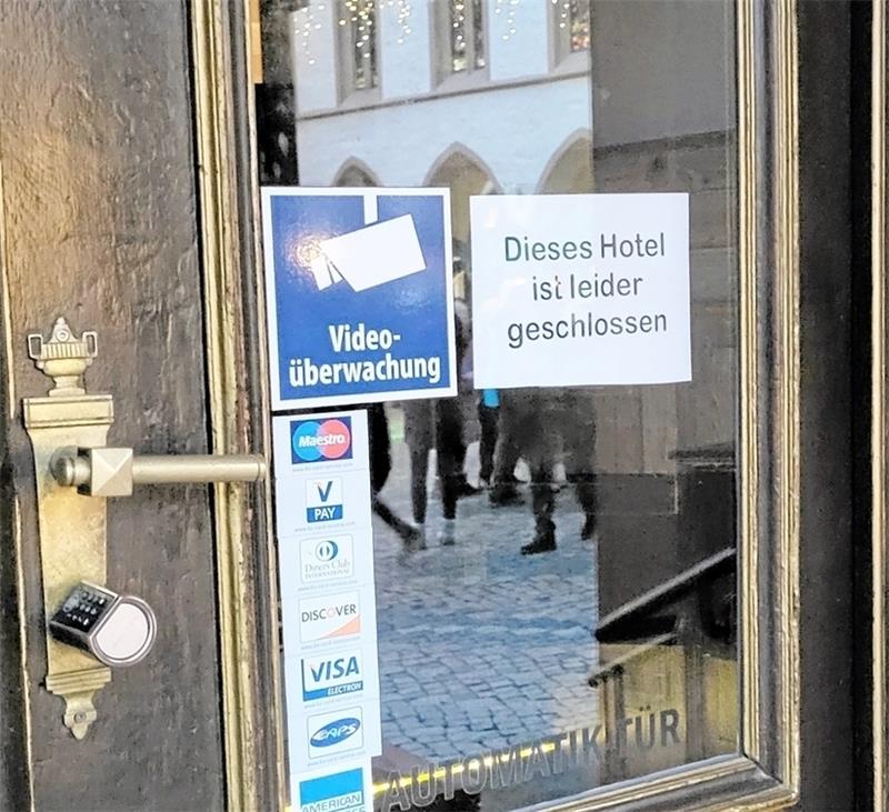 Ein Schild am Eingang der "Kaiserworth" weist darauf hin, dass der Hotelbetrieb eingestellt ist. Archivfoto: Roß