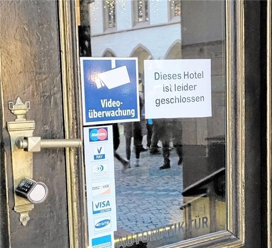 Ein Schild am Eingang der "Kaiserworth" weist darauf hin, dass der Hotelbetrieb eingestellt ist. Archivfoto: Roß