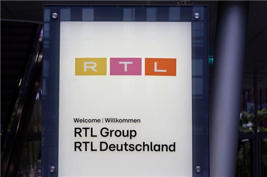 Ein Schild am Eingang des RTL Gebäudes in Köln: Die RTL Group hat Halbjahreszahlen bekanntgegeben.
