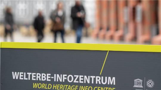 Ein Schild am Rathaus der Stadt Goslar wirbt für das Welterbe. Die Welterbe-Stiftung befindet derzeit in einer schwierigen Situation.