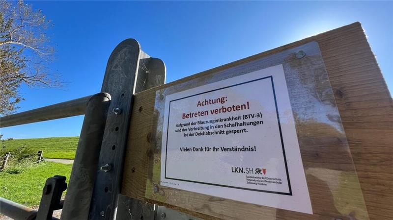 Ein Schild am Zugang zu einem Deich auf Sylt weist darauf hin, dass der Zutritt wegen der Blauzungenkrankheit gesperrt ist.