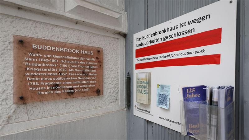 Ein Schild am geschlossenen Buddenbrookhaus in der Lübecker Altstadt weist auf die Umbauarbeiten hin.