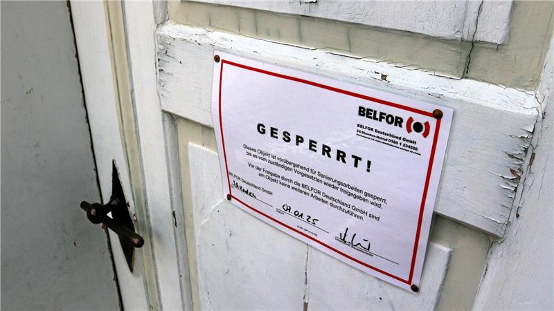 Schild mit der Aufschrift "Gesperrt" an der Beuchter Kirchentür.