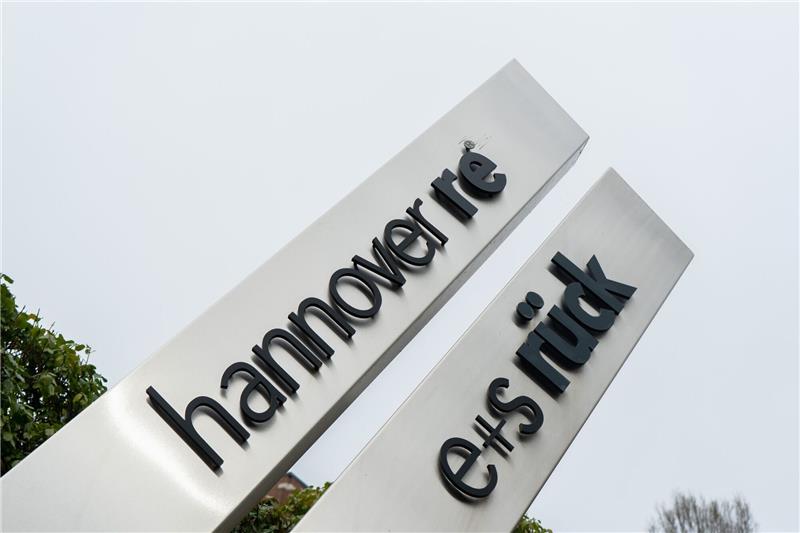 Hannover Rück sieht sich auf Kurs zu Rekordgewinn Ein Schild der Hannover Rück steht vor dem Hauptsitz der Versicherung.