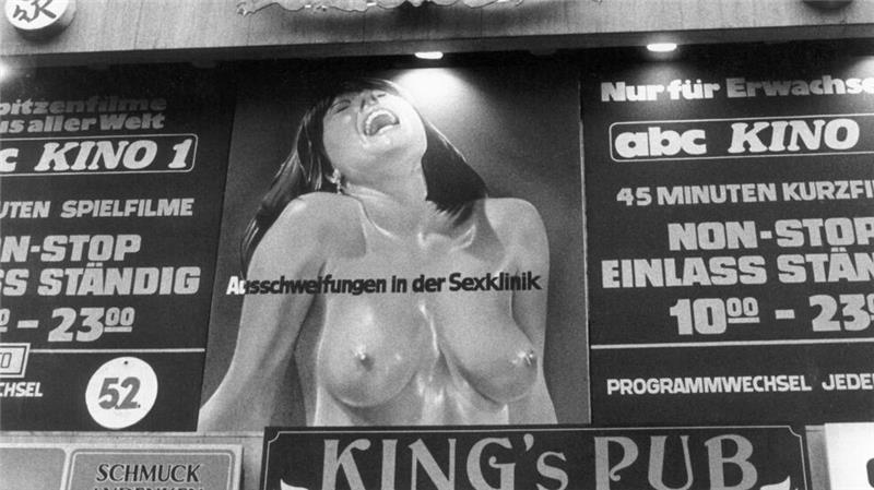 Ein Schild eines Sexkinos hängt im Jahr 1982 über einem Eingang am Kurfürstendamm. (Archivbild)