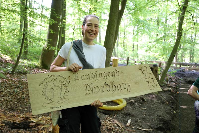 72-Stunden-Aktion: Landjugend saniert Mausebrunnen-Areal Ein Schild erinnert an die Aktion am Mausebrunnen. Foto: Neuendorf