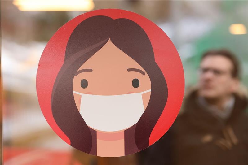 Ein Schild gibt den Hinweis auf Maskenpflicht.