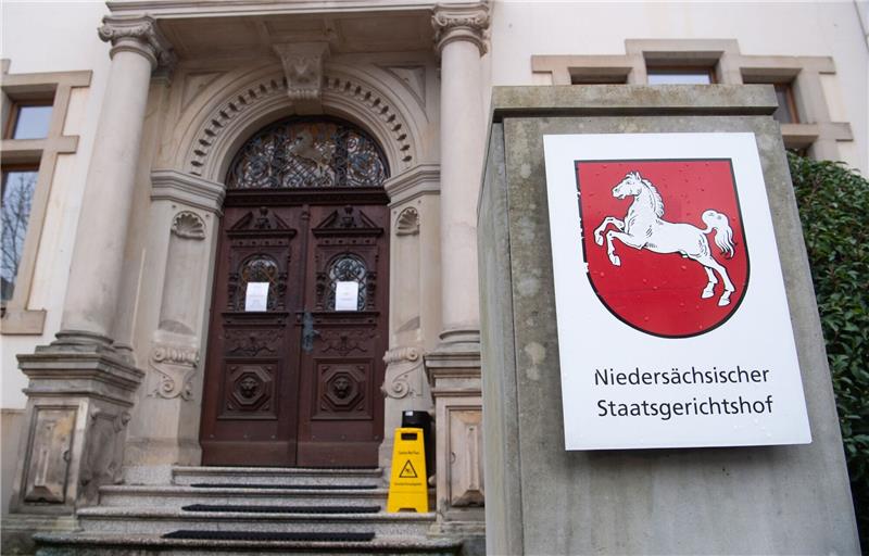 AfD-Mann will Vornamen deutscher Tatverdächtiger erzwingen Ein Schild hängt am Eingang des niedersächsischen Staatsgerichtshofes.