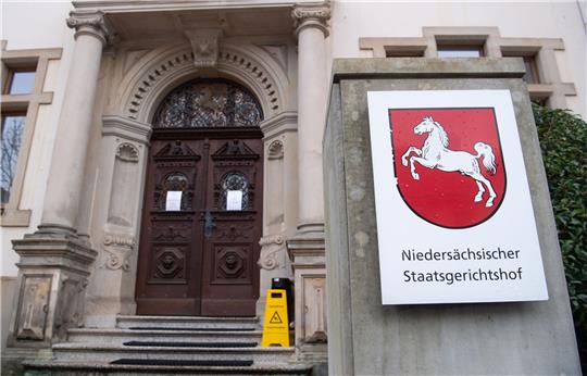 Ein Schild hängt am Eingang des niedersächsischen Staatsgerichtshofes.