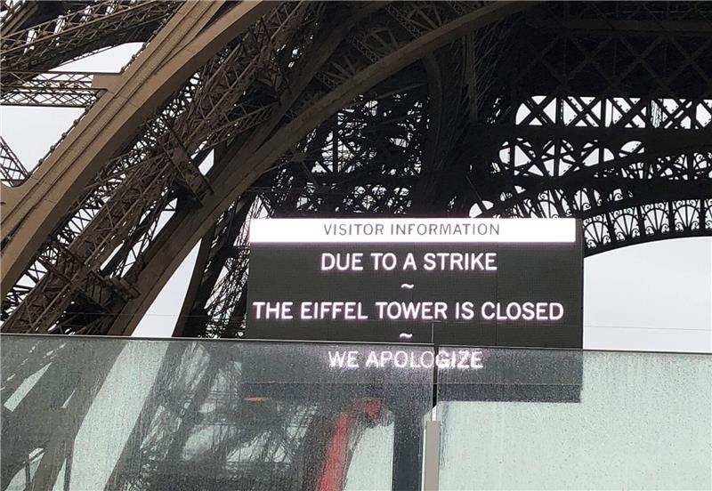 Ein Schild informiert, dass der Eiffelturm wegen Streiks geschlossen ist.