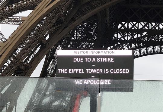 Ein Schild informiert, dass der Eiffelturm wegen Streiks geschlossen ist.