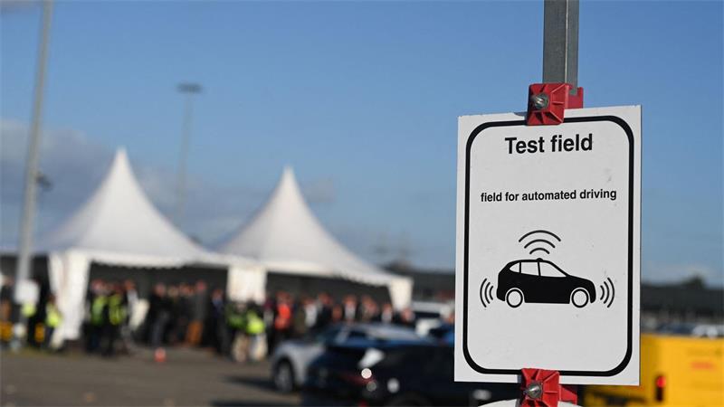 VW testet automatisiertes Fahren für Umschlag im Emder Hafen Ein Schild macht auf das autonome Fahren im Emder Hafen aufmerksam.