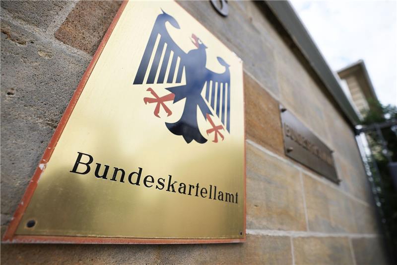 Schutz vor zu hohen Preisen: Kartellamt soll „Biss” bekommen Ein Schild mit Bundesadler hängt vor dem Bundeskartellamt in Bonn.
