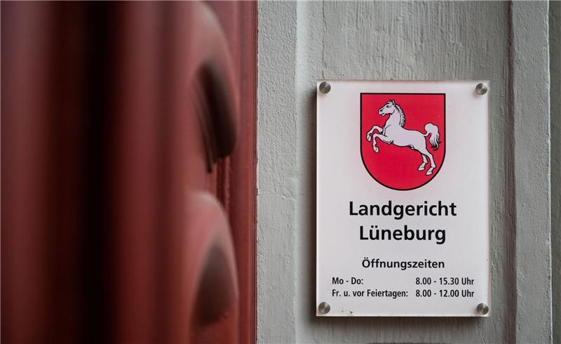 Frau aus „Reichsbürger”-Szene legt Revision gegen Urteil ein Ein Schild mit Öffnungszeiten hängt am Eingang des Landgerichts Lüneburg.