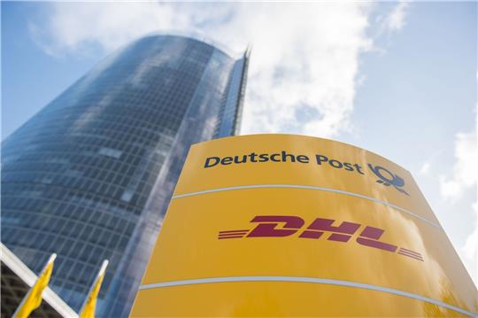 Ein Schild mit dem Logo der Deutschen Post und von DHL steht an der Zentrale des Logistikonzerns in Bonn.