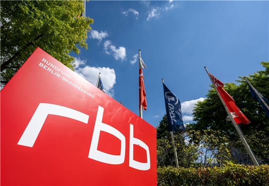 Ein Schild mit dem Logo des öffentlichen Senders Rundfunk Berlin-Brandenburg (RBB) vor dem Eingang zum Sitz des Senders an der Masurenallee in Berlin.