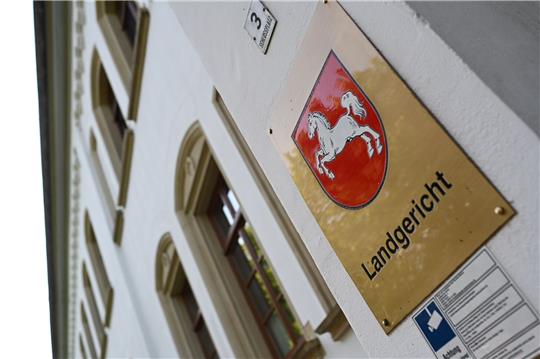 Ein Schild mit dem niedersächsischen Landeswappen hängt am Eingang zum Landgericht Aurich.