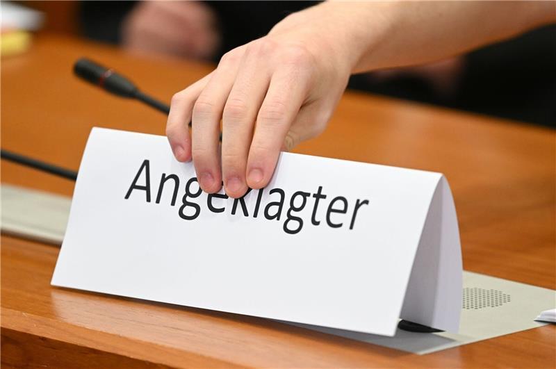 Zweieinhalb Jahre für jungen IS-Rückkehrer Ein Schild mit der Aufschrift "Angeklagter" wird auf die Gerichtsbank gestellt.