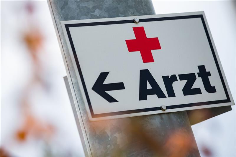 Weniger Landarzt-Studierende als geplant in Niedersachsen Ein Schild mit der Aufschrift «Arzt» hängt an einer Straßenlaterne.
