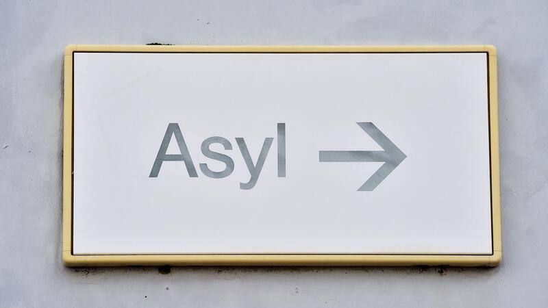 Für rasche Asylverfahren Hunderte weitere Richter nötig Ein Schild mit der Aufschrift „Asyl“ in einer Erstaufnahme für Asylbewerber.
